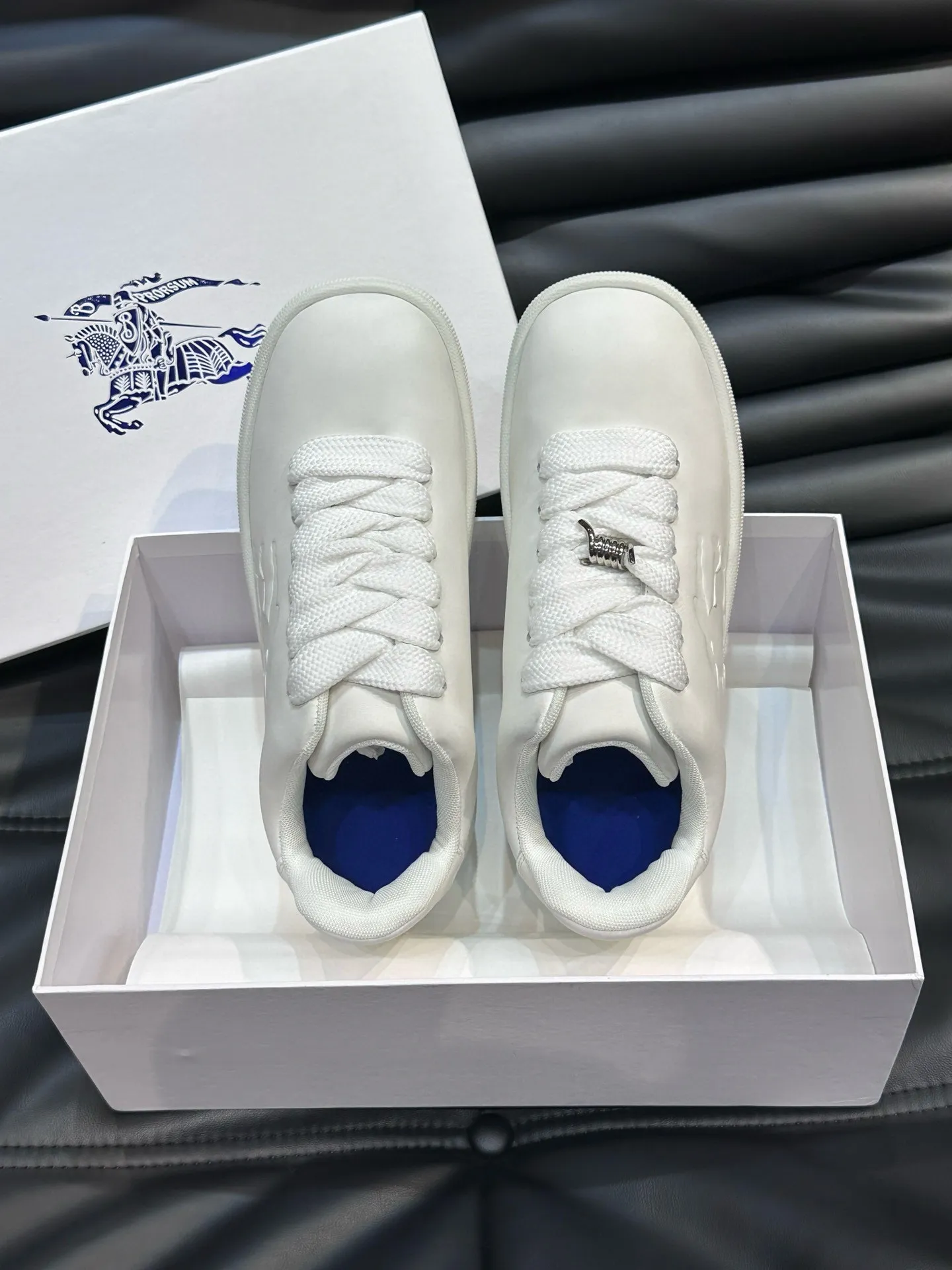 Factory price: 500💰Burberry Box series👫Thick-soled casual sports shoes for couples, cool sneakers and bread shoes, purchased and developed from the original version, the top version of the Box series sports shoes, made of original plaid/knitted fabric, embellished with embossed Equestrian Knight logo (EKD). Made of mesh lining, the laces are decorated with metal coils, the rubber sole is decorated with the Burberry letter logo, and the original molded 3.5CM two-color T men's shoe 💰U outsole! Code number: 35-45 (35-45 customized)